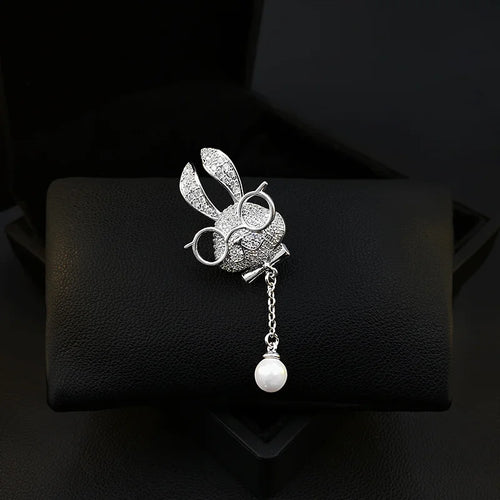 Glasses Rabbit Brooch Exquisite Bunny Lapel Pin for Women Luxury Elegant Alloy Jewelry Gift for Shawl Coat Bag Backpack Decor